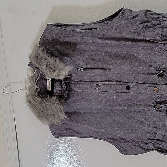 Kim Roger's grey vest - Picture 3 of 6